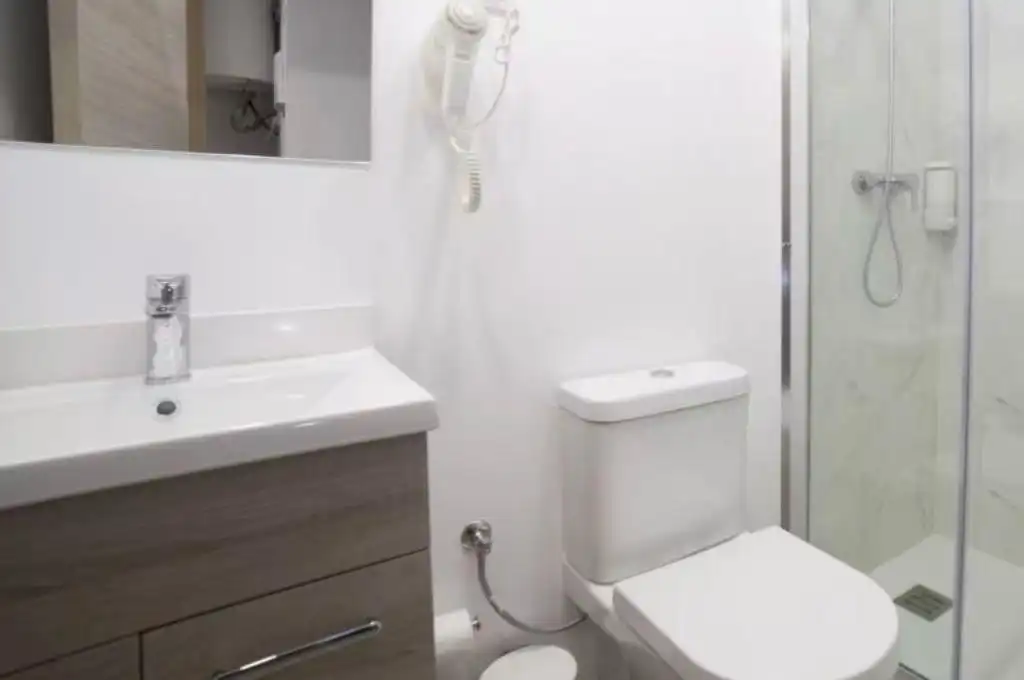 Bany de Dúplex en venda en L'Hospitalet de Llobregat amb Aire condicionat, Calefacció i Parquet
