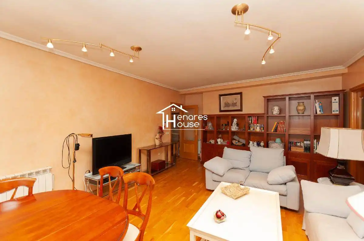 Sala de estar de Dúplex en venta en Alcalá de Henares con Aire acondicionado, Calefacción y Parquet