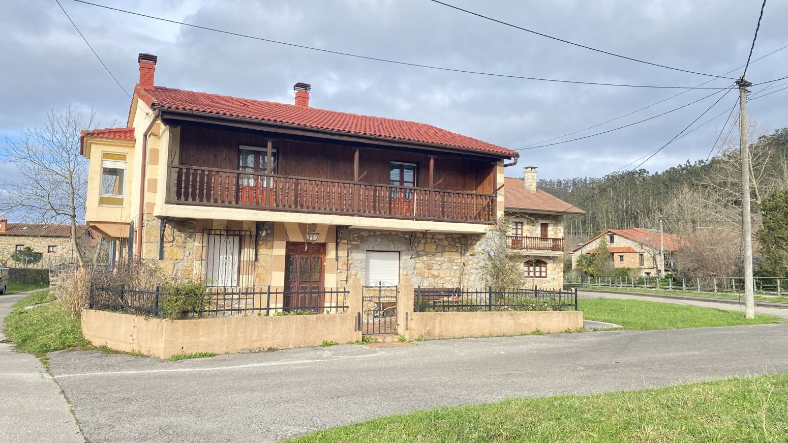 Vista exterior de Casa o xalet en venda en Riotuerto amb Jardí privat
