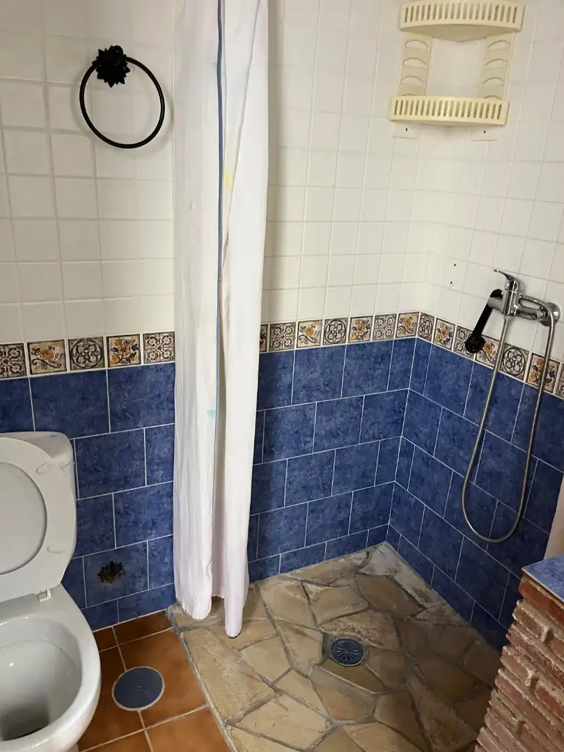 Badezimmer von Country house zur Miete in Riogordo mit Privatgarten, Schwimmbad und Möbliert
