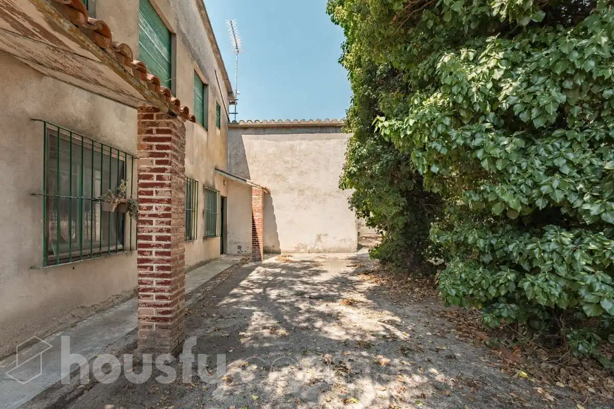 Außenansicht von Haus oder Chalet zum Verkauf in Torrelavit mit Privatgarten, Terrasse und Balkon