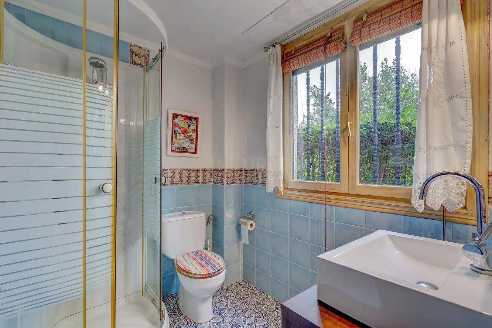 Badezimmer von Einfamilien-Reihenhaus zum Verkauf in Anguciana mit Privatgarten, Abstellraum und Schwimmbad