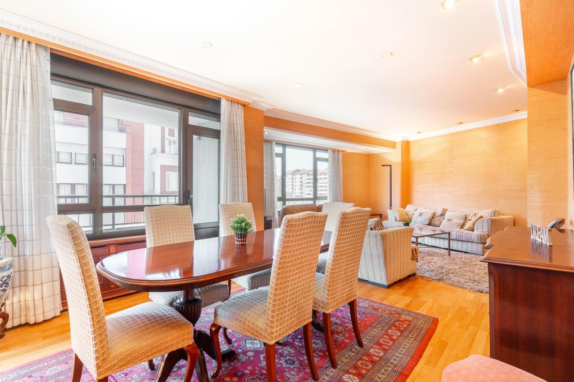 Dining room of Flat for sale in Oviedo   with Heating, Terrace and Balcony