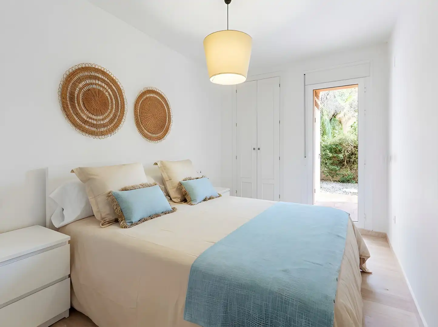 Schlafzimmer von Erdgeschoss zum Verkauf in Marbella mit Klimaanlage, Privatgarten und Terrasse