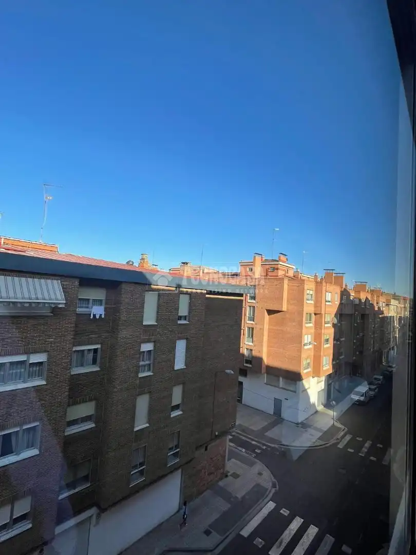 Vista exterior de Piso de alquiler en Palencia con Balcón