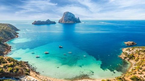 Exclusiva villa en Santa Eulalia del Río, con máxima privacidad y entorno privilegiado en Ibiza.