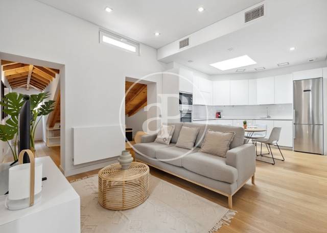 Piso en Alquiler en Corre. Baja de San Pablo en Universidad - Malasaña