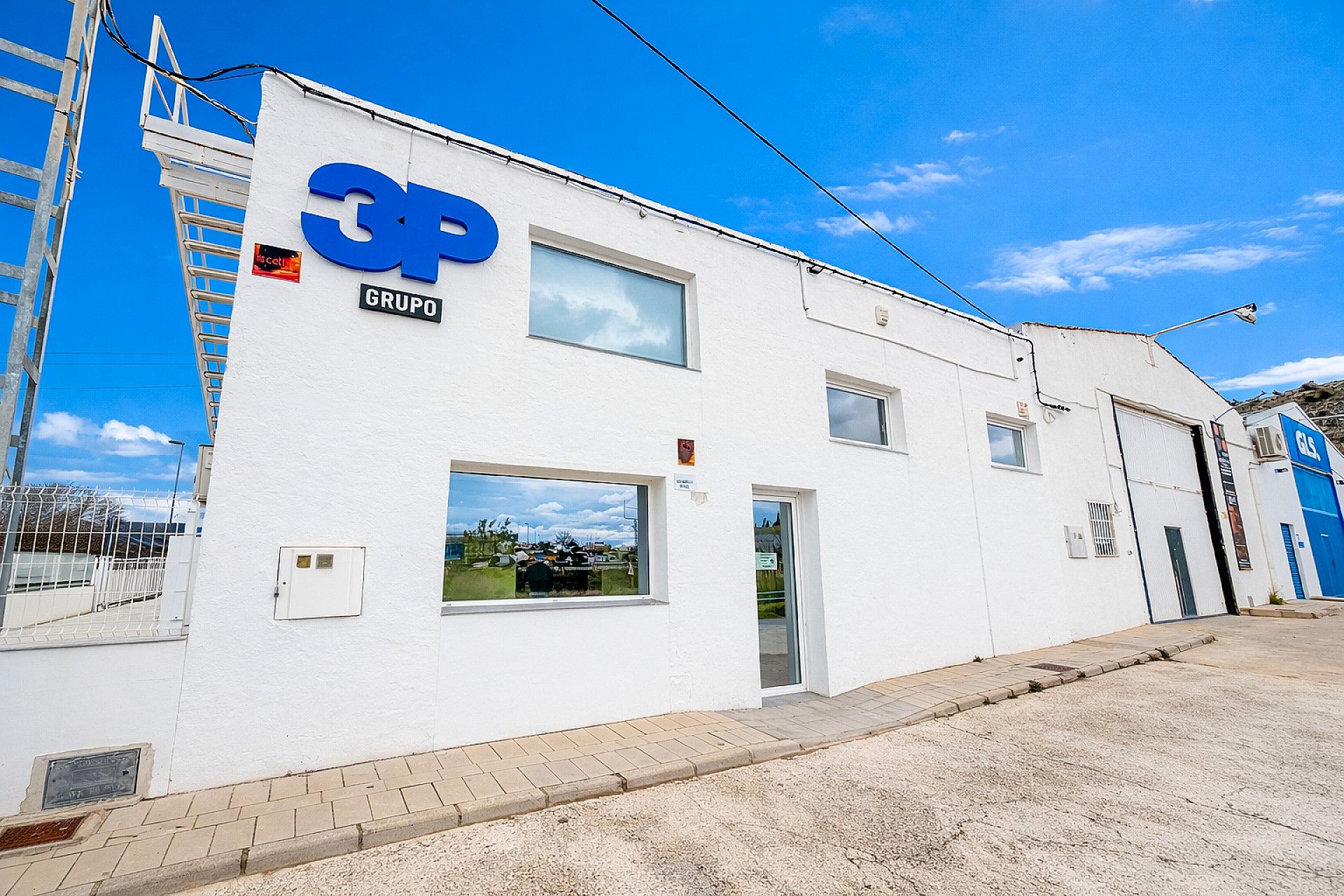 Vista exterior de Nau industrial en venda en Villena amb Calefacció i Alarma