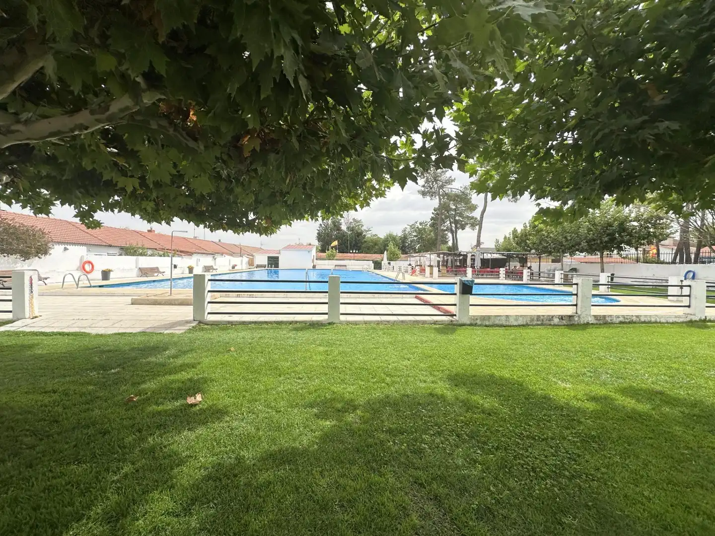 Piscina de Casa adosada en venda en Sanchidrián amb Parquet, Moblat i Piscina comunitària