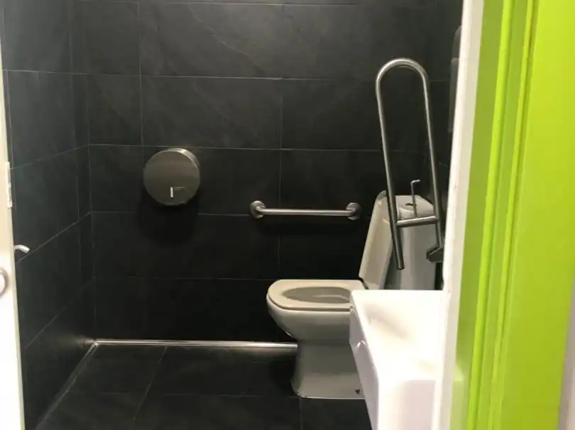 Baño de Local en venta en Vigo  con Calefacción, Parquet y Terraza
