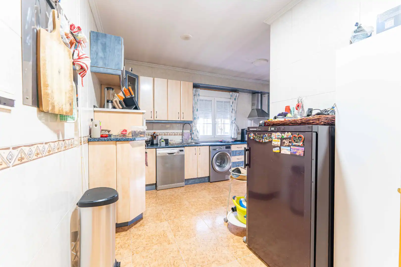 Cuina de Casa o xalet en venda en Sevilla la Nueva amb Aire condicionat, Calefacció i Jardí privat