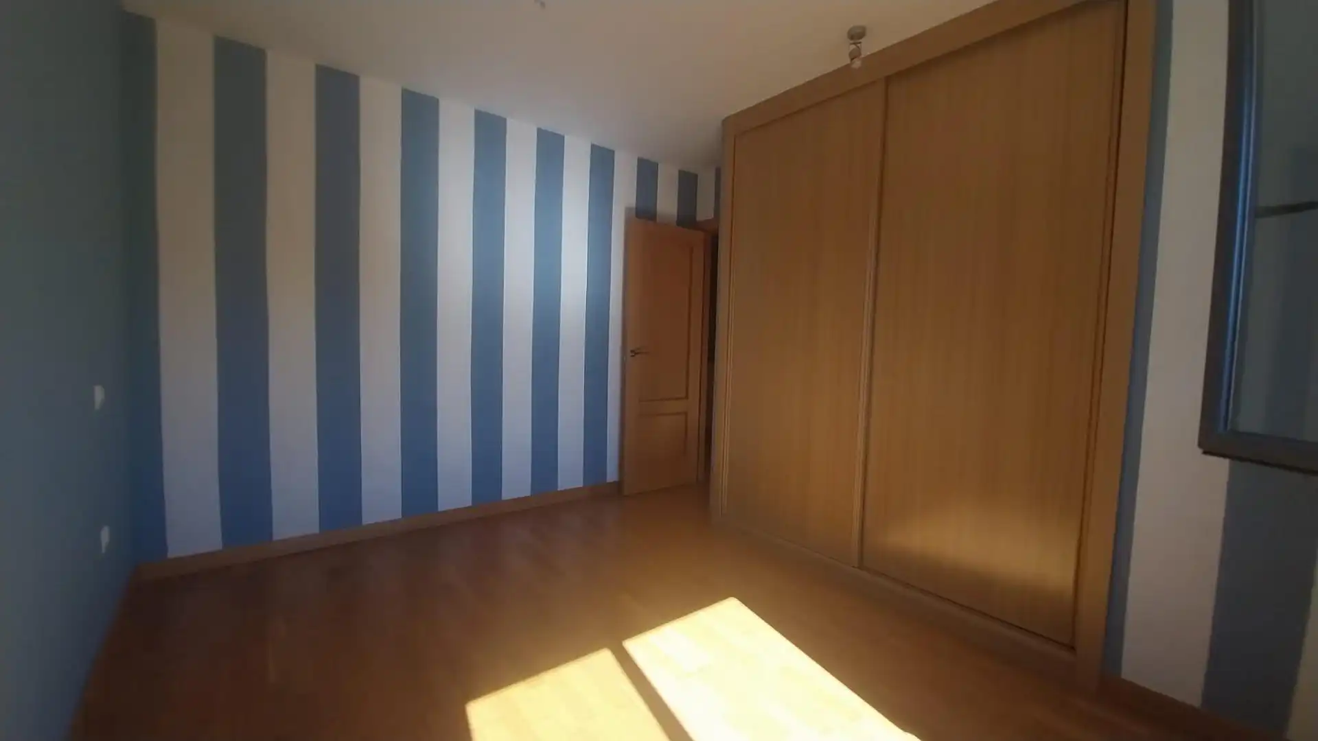 Habitación de Casa adosada en venta en Tudela de Duero con Calefacción y Jardín privado