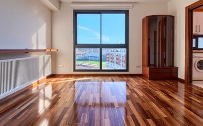 Dormitori de Apartament en venda en Barakaldo  amb Aire condicionat