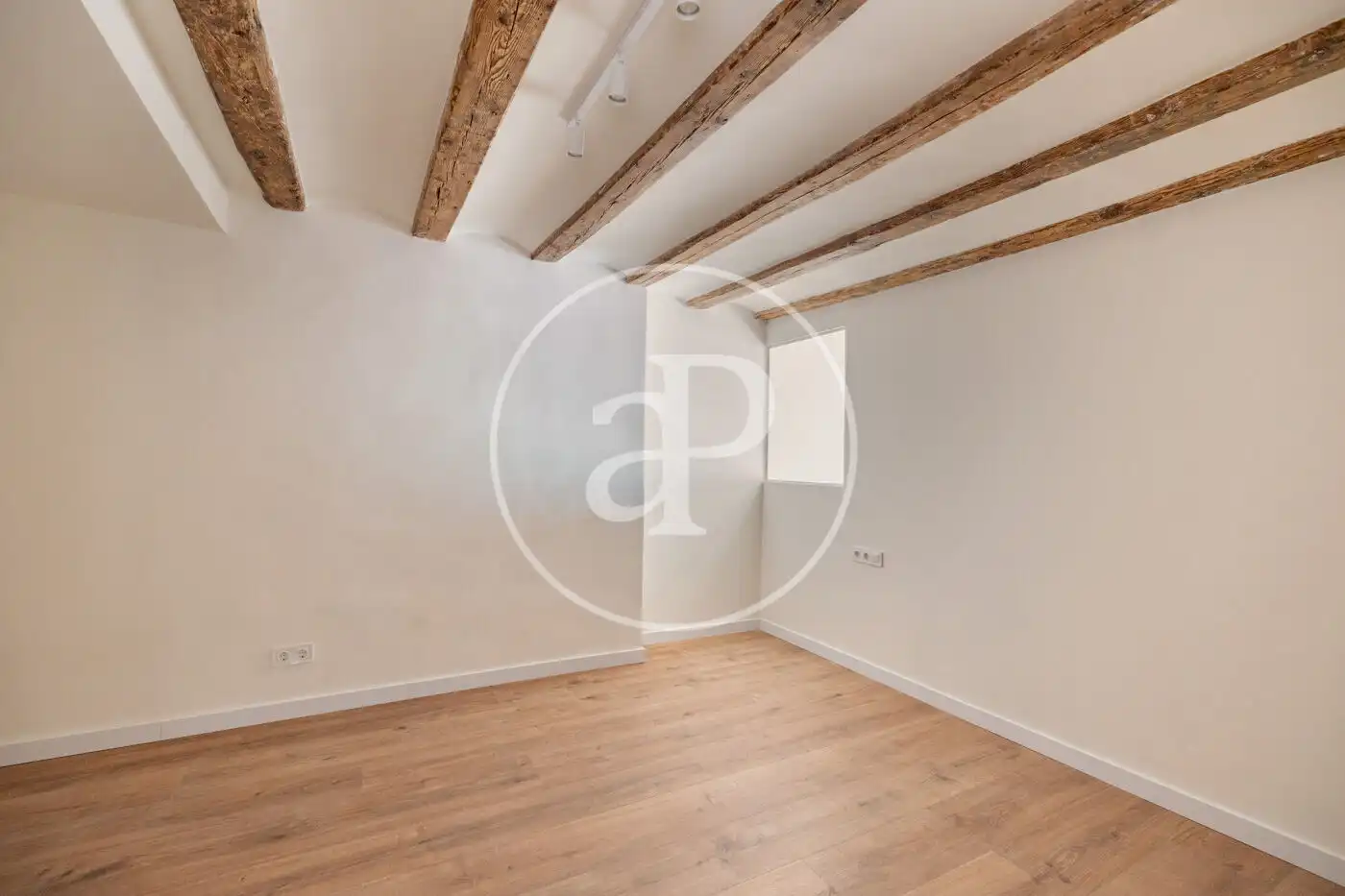 Piso en venta en Barcelona con Calefacción y Balcón