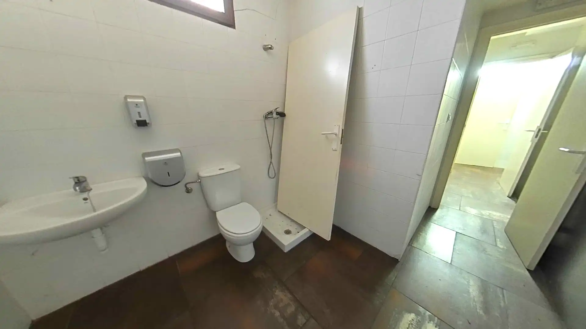 Baño de Local en venta en Pradoluengo