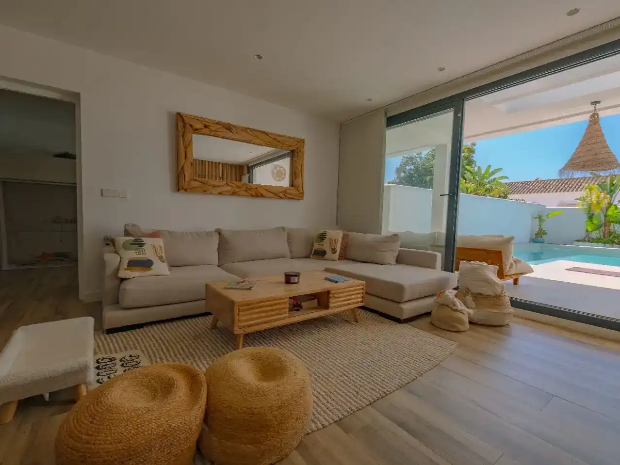 Sala d'estar de Casa o xalet en venda en Conil de la Frontera amb Aire condicionat, Jardí privat i Terrassa