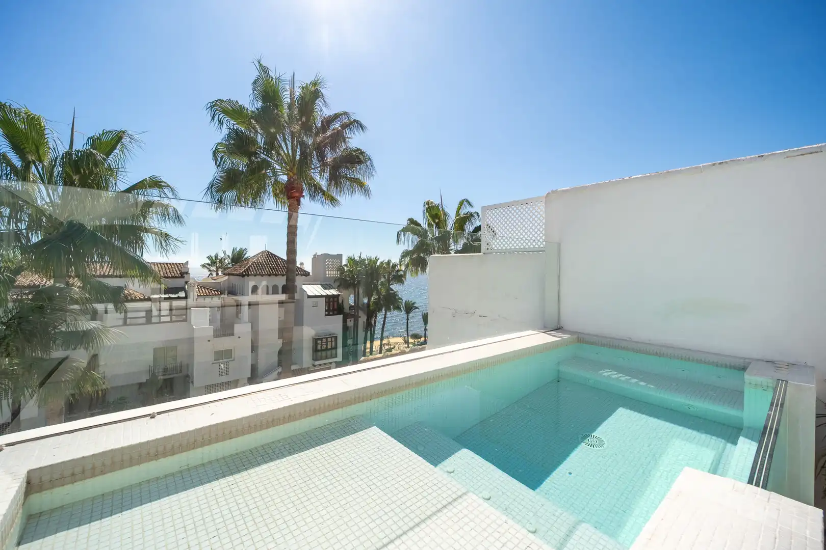 Piscina de Ático en venta en Marbella con Aire acondicionado, Terraza y Trastero