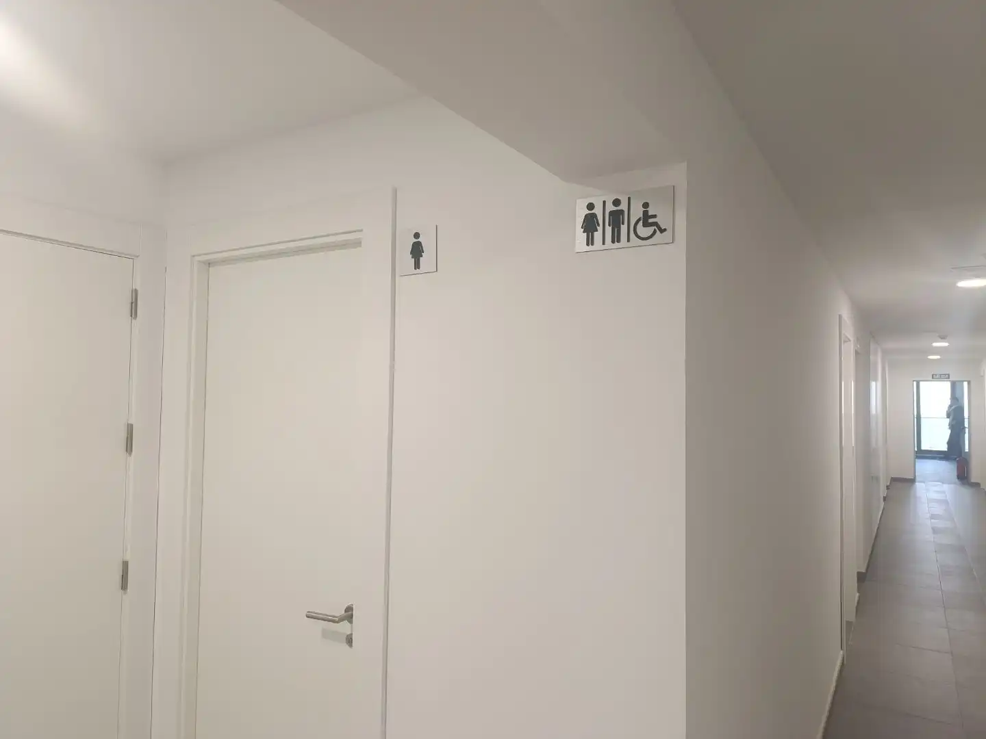 Badezimmer von Büro zur Miete in Valencia mit Klimaanlage