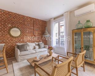 Sala d'estar de Apartament en venda en  Madrid Capital amb Aire condicionat, Calefacció i Balcó