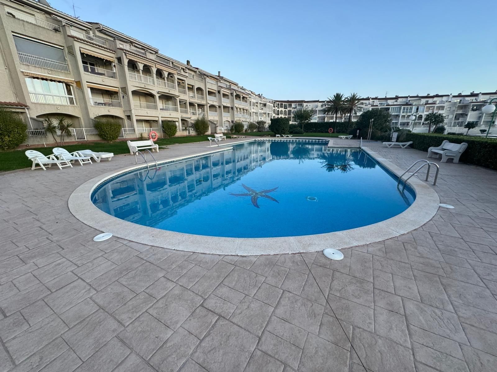 Piscina de Apartament en venda en Empuriabrava amb Aire condicionat, Calefacció i Jardí privat