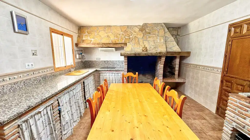 Cocina de Finca rústica en venta en Periana con Aire acondicionado, Jardín privado y Terraza