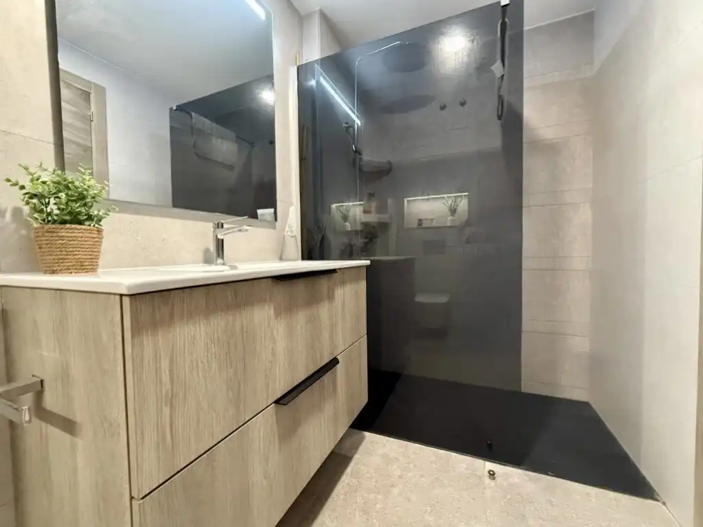 Badezimmer von Wohnung zum Verkauf in Benicasim / Benicàssim mit Ofen und Mikrowelle