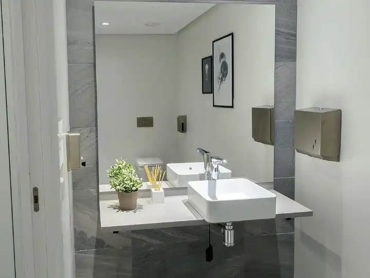 Bathroom of Office for rent in Madrid  with Air Conditioner, Heating and Furnished