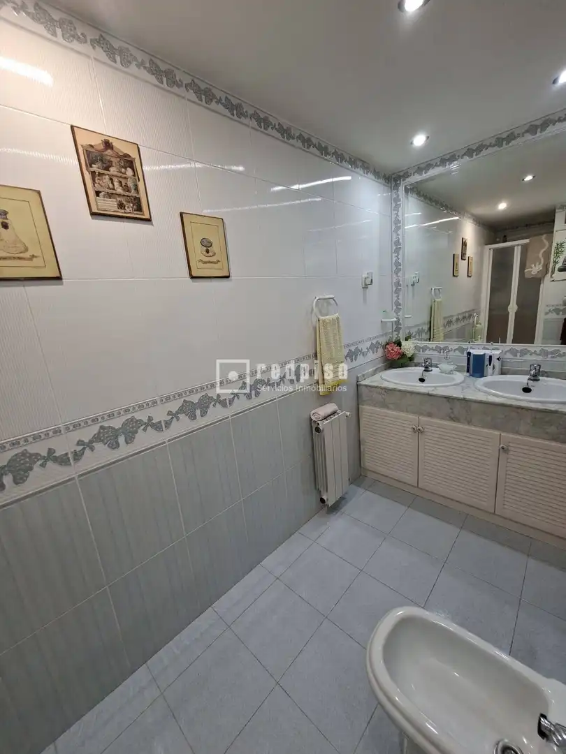 Baño de Piso en venta en Getafe con Calefacción, Terraza y Amueblado