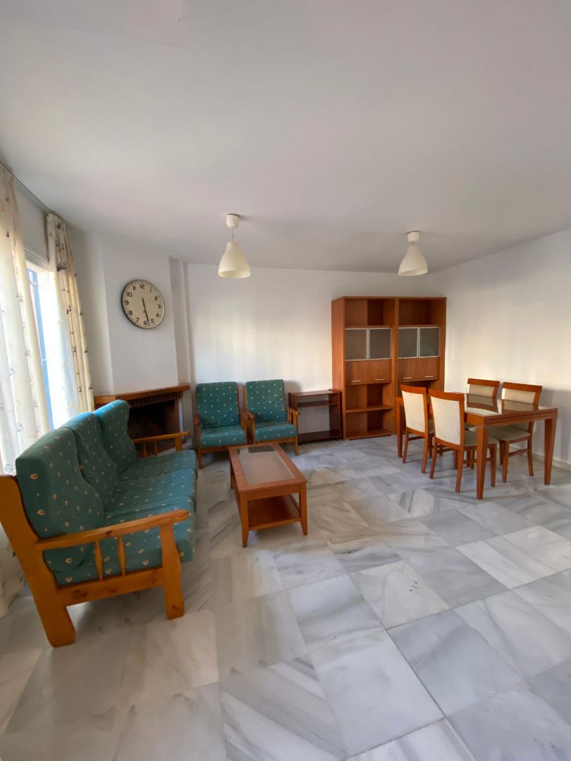 Sala d'estar de Casa adosada de lloguer en Cártama amb Aire condicionat, Terrassa i Moblat