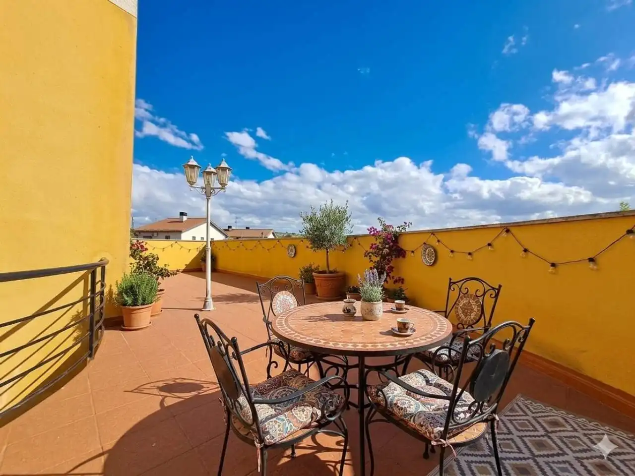 Terrassa de Casa o xalet en venda en Burgos amb Calefacció, Jardí privat i Parquet
