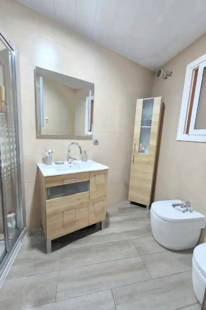 Badezimmer von Erdgeschoss zum Verkauf in Mollet del Vallès mit Klimaanlage, Heizung und Parkett
