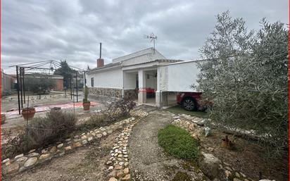 Vista exterior de Casa o xalet en venda en Fuensalida amb Jardí privat i Traster