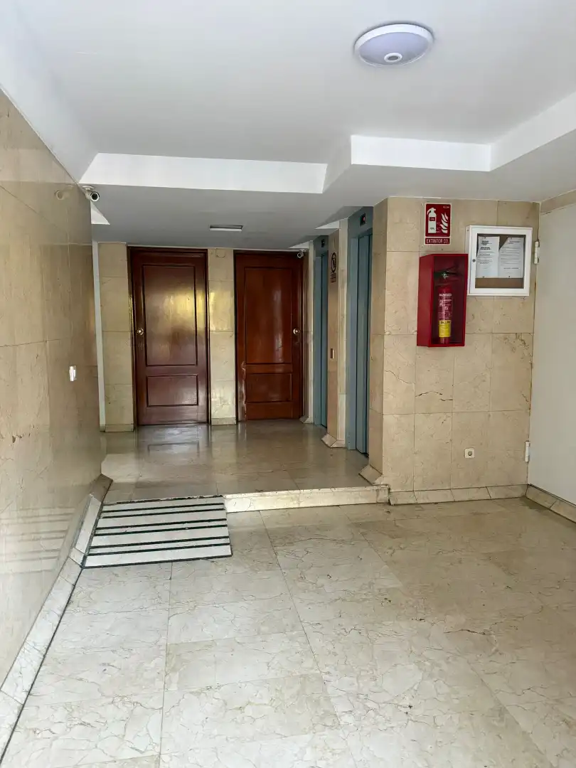 Wohnung zum Verkauf in Sevilla mit Klimaanlage und Terrasse