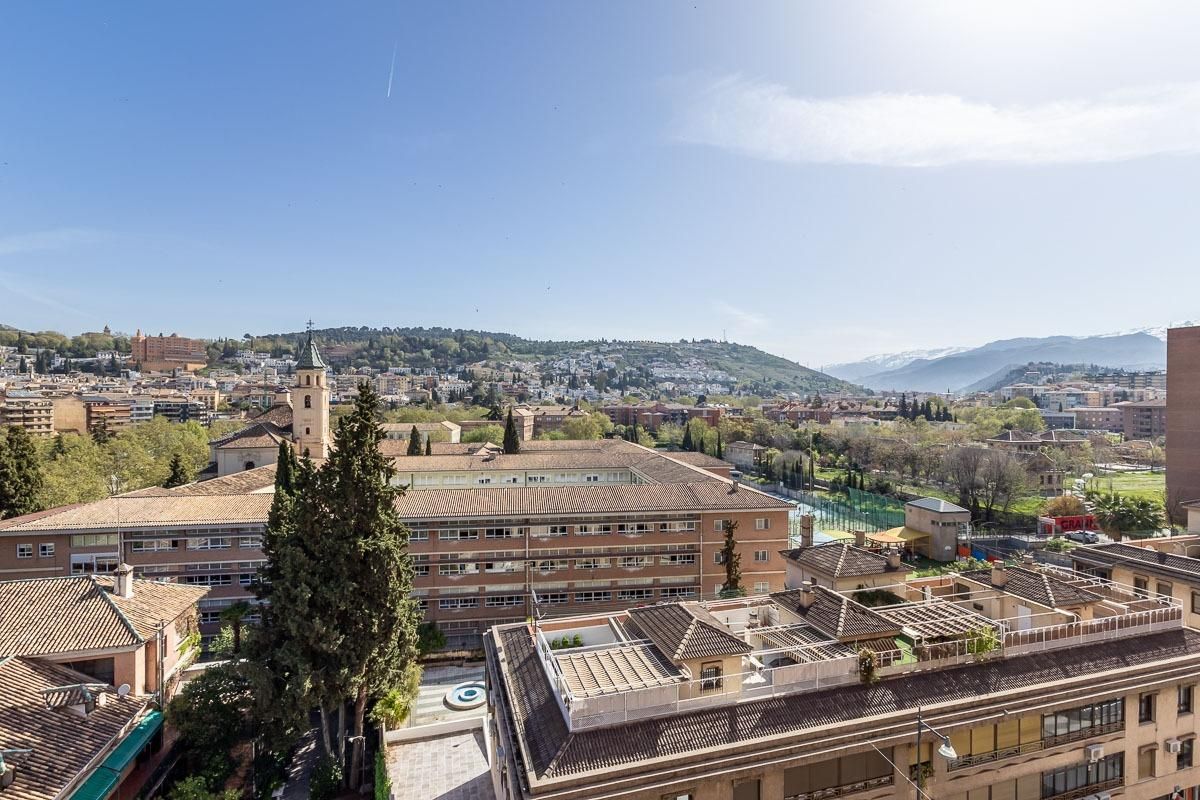 Vista exterior de Pis de lloguer en  Granada Capital amb Calefacció, Jardí privat i Piscina comunitària