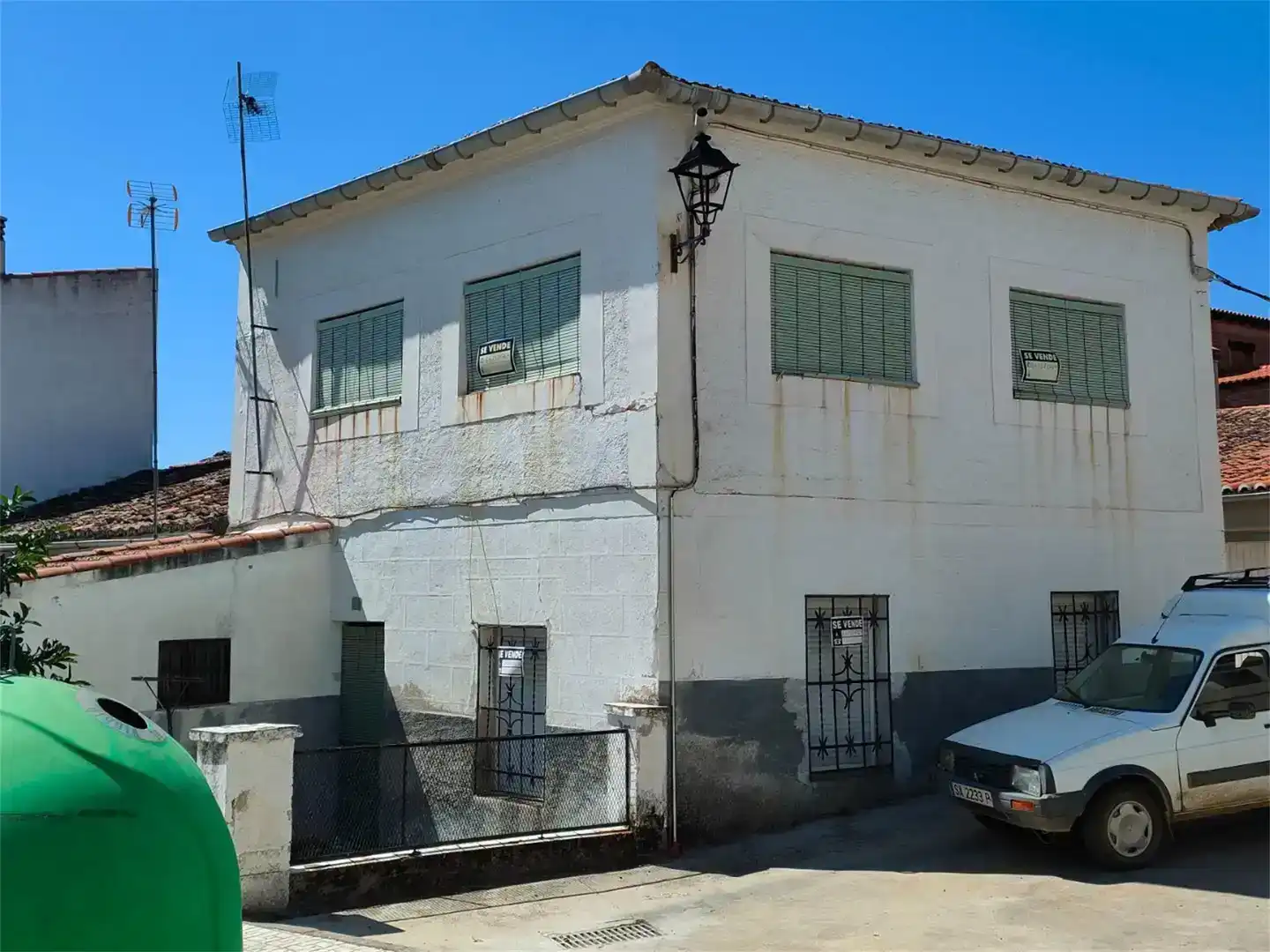 Vista exterior de Casa adosada en venda en Casas de Millán amb Traster i Moblat