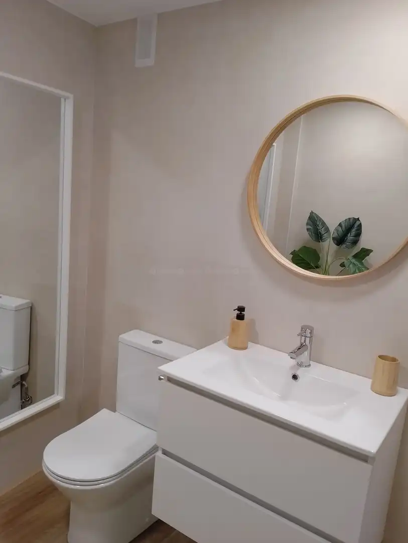 Baño de Piso de alquiler en Gijón  con Calefacción y Amueblado