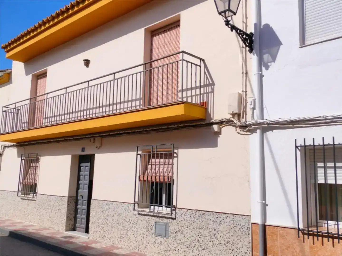 Vista exterior de Casa adosada en venda en Cazalilla amb Balcó