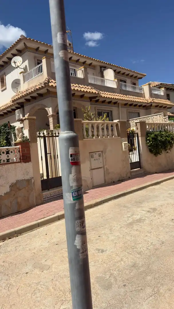 Vista exterior de Casa adosada en venda en Torrevieja