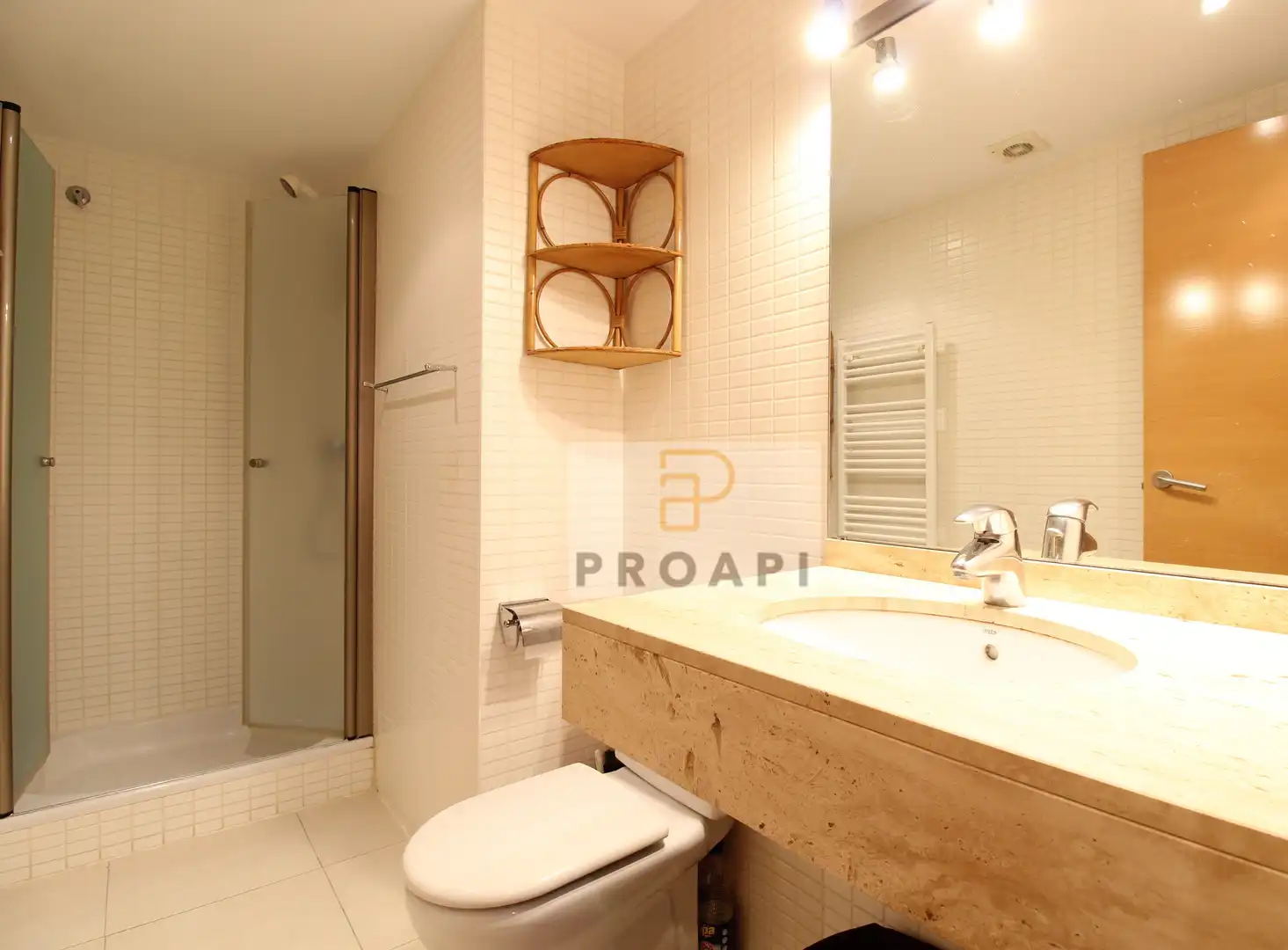 Badezimmer von Wohnung zum Verkauf in Girona mit Balkon