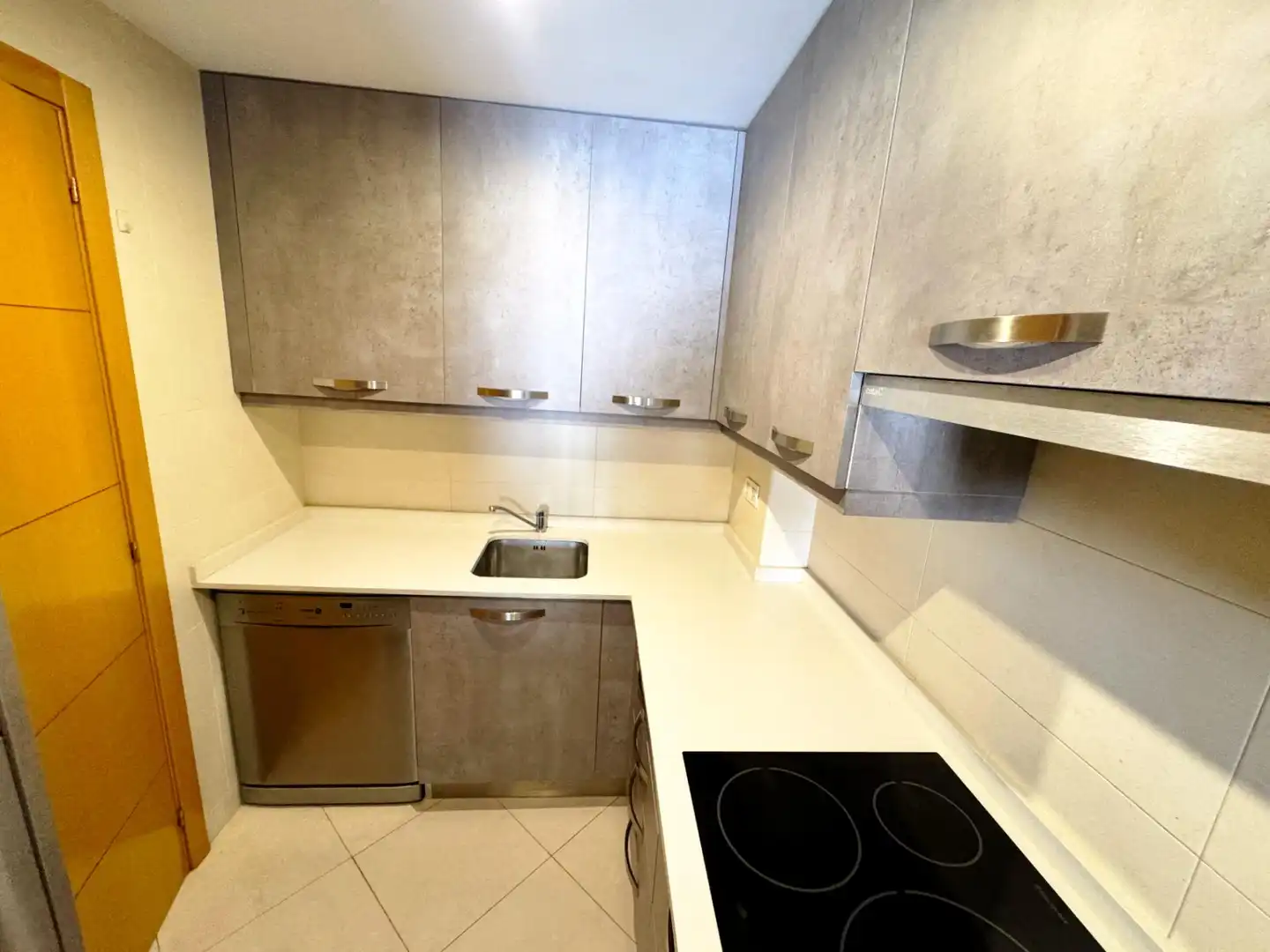 Küche von Wohnung zum Verkauf in Sitges mit Klimaanlage, Heizung und Balkon