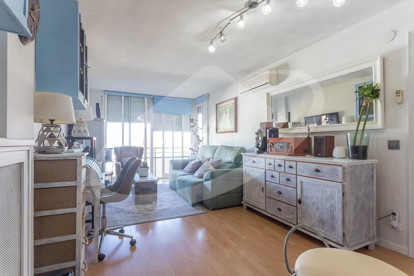 Living room of Flat for sale in Cerdanyola del Vallès  with Air Conditioner and Balcony