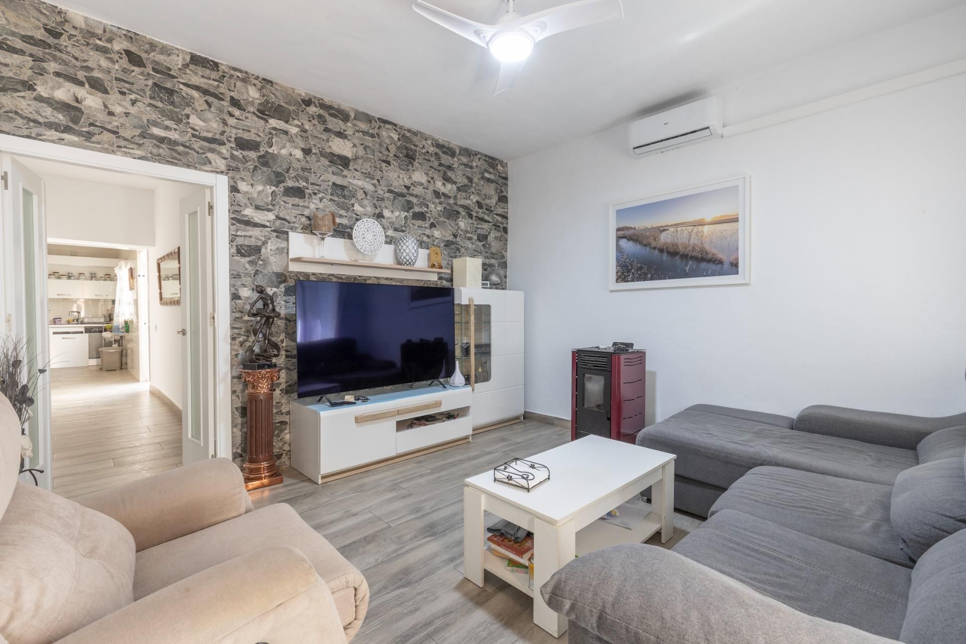 Sala d'estar de Casa adosada en venda en Zafarraya amb Aire condicionat, Terrassa i Balcó