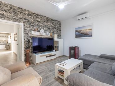 Semi-detached house with balcony for sale in Calle de Periana 8