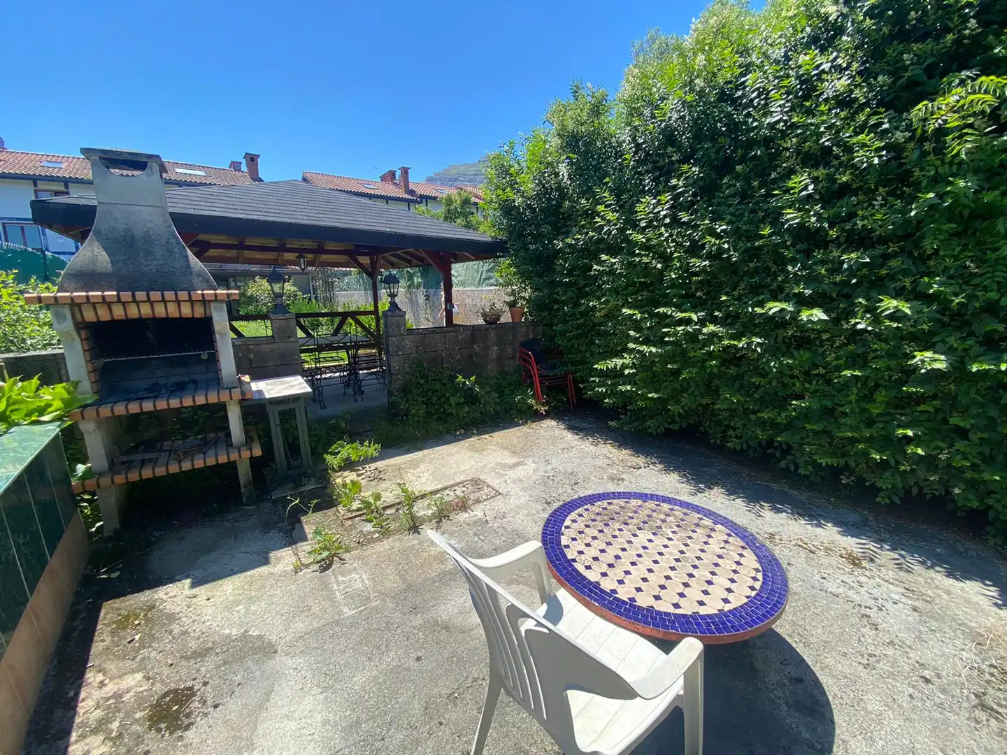 Terrasse von Einfamilien-Reihenhaus zum Verkauf in Castro-Urdiales mit Heizung, Privatgarten und Parkett