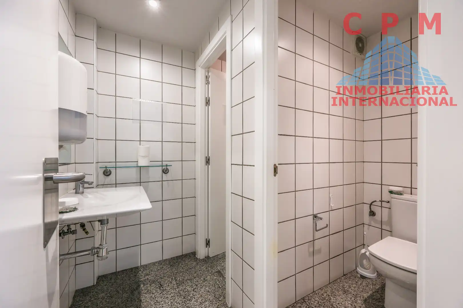 Badezimmer von Geschaftsraum zur Miete in Madrid mit Klimaanlage, Heizung und Internet