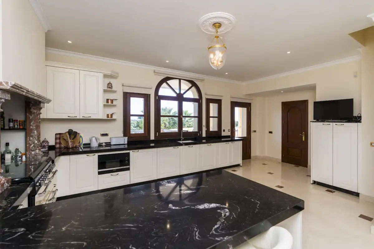 House with pool for sale in Estepona Pueblo, imagen 4
