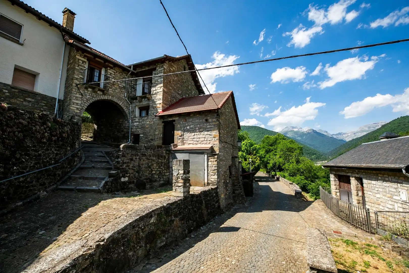 Vista exterior de Casa o chalet en venta en Aragüés del Puerto con Jardín privado, Terraza y Amueblado