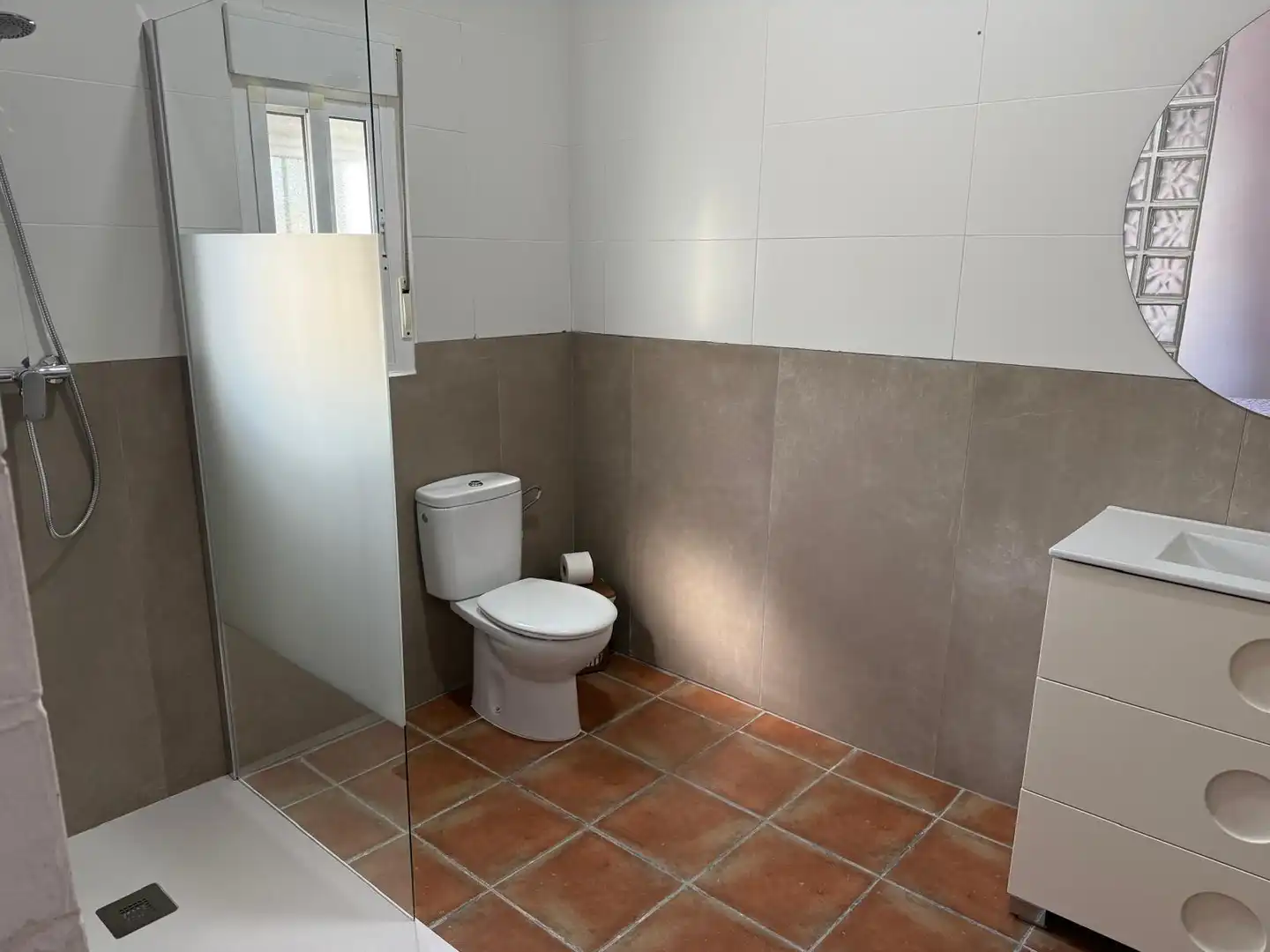 Baño de Piso para compartir en Chiclana de la Frontera con Jardín privado y Amueblado