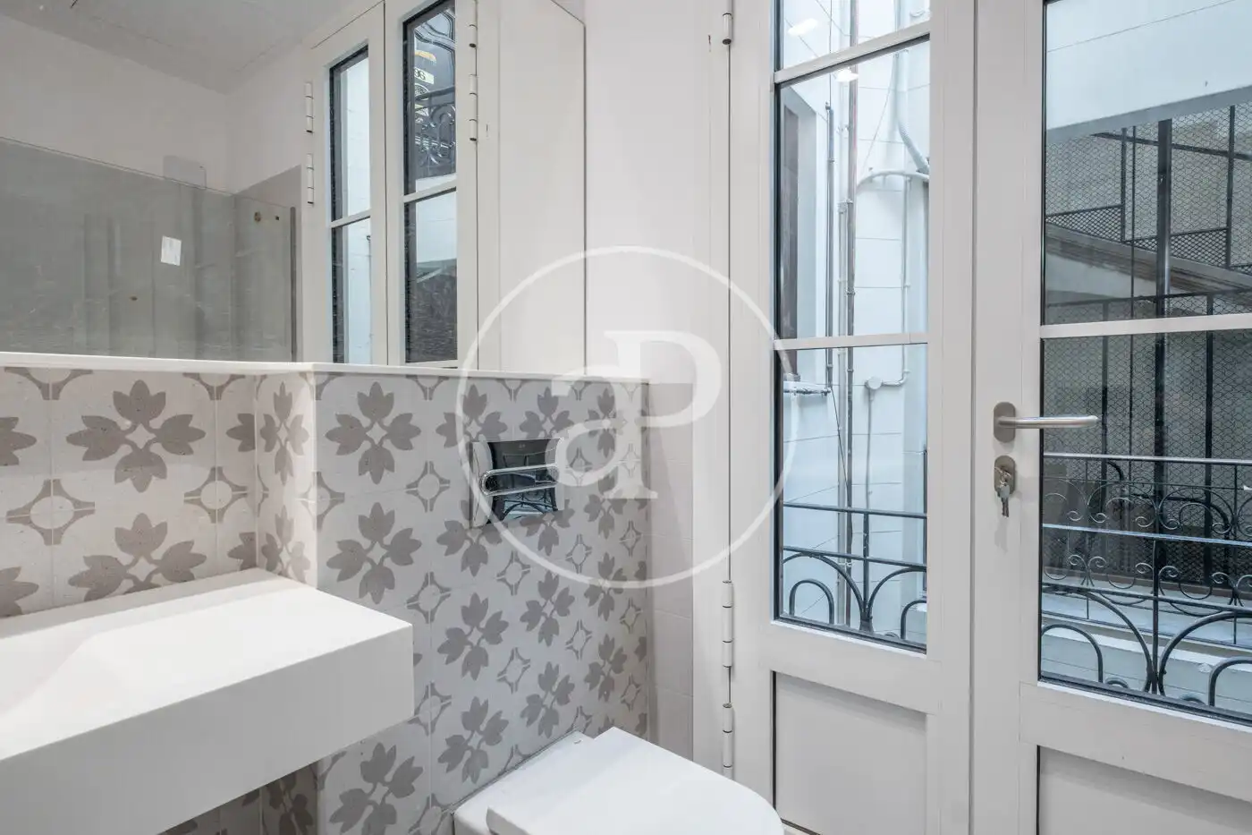 Bathroom of Flat for rent in Barcelona  with Air Conditioner, Heating and Balcony