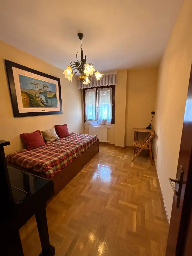 Habitación de Piso de alquiler en Oviedo  con Calefacción, Parquet y Amueblado